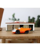 Playforever Zemonsta Egon – Oranje retro speelgoedauto vol energie