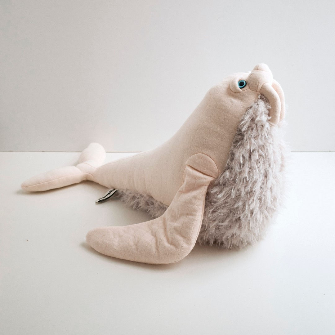 Big Stuffed walrus small lady - Grote Schatten